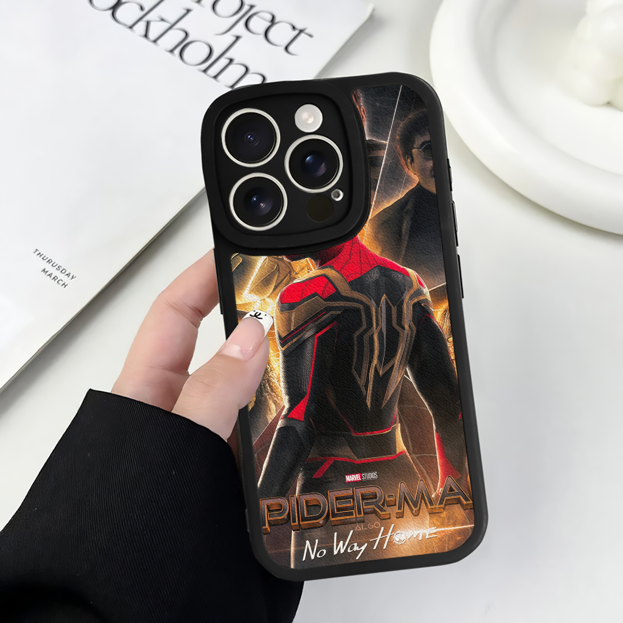 Spider Man スパイダーマン 【iPhone 16シリーズ対応】シリコンスマホケース（レザー調） 材質：シリコン